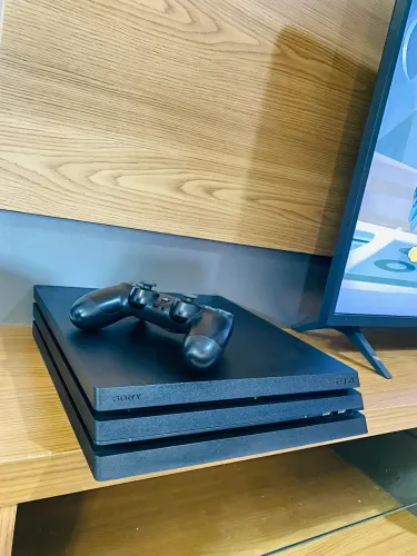PS4 Pro 4K 1 TB Único Dono+ Controle original+ Jogo