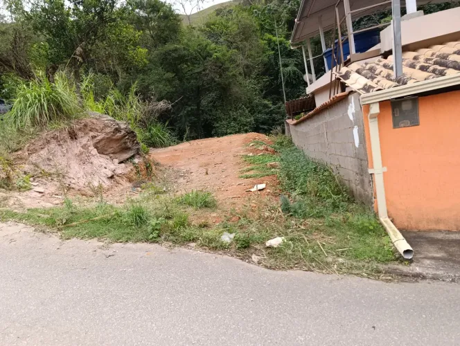 Lote no bairro Laranjeiras.