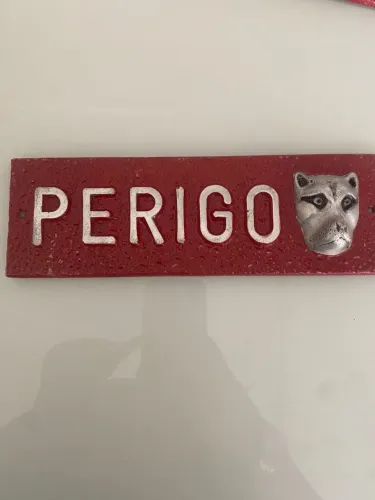 Placa de ferro de sinalização cuidado com cão ?