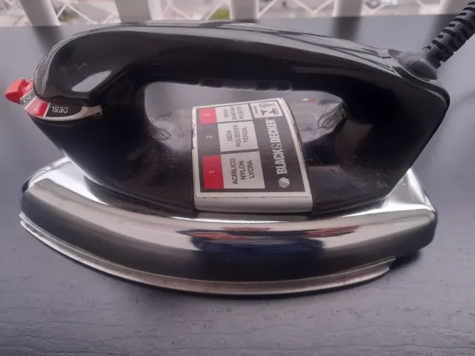 Ferro de passar Black & Decker 110V modelo VFA1110 - 1200W - funcionando 