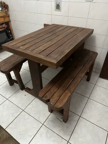 Mesa com bancos
