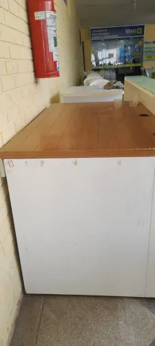 Balcão expositor com gaveta 