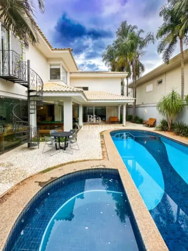 Casa à venda localizado no condominio ipe com acesso exclusivo ao Campo de Golof