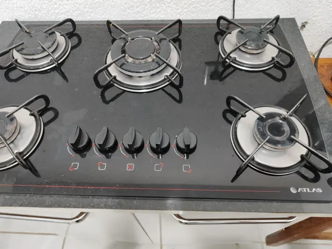 Fogão Cooktop 5 bocas atlas com balcão, funcionando perfeitamente.