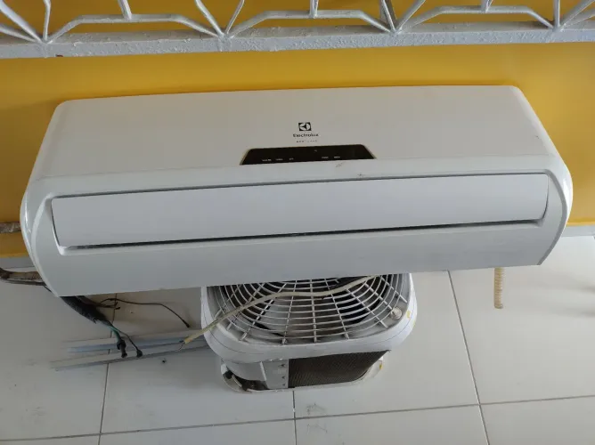 Vende-se split Eletrolux de 18.000 BTUs usado