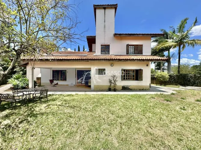 Cond Vila Velha - Casa 80% TÉRREA, 3 suítes! Lote 1.546m² plano!