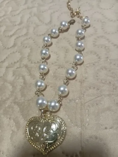 Colar de bijuteria com pérolas