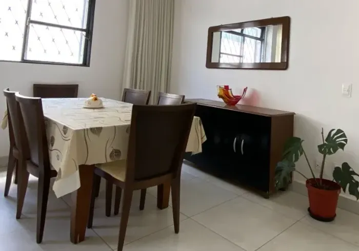 Mesa de jantar 6 lugares com aparador