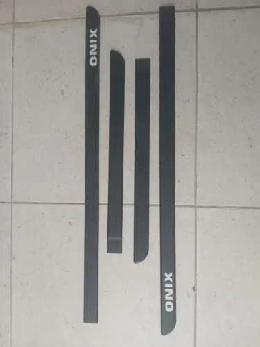 Frisos das portas Ônix