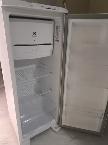 Vendo geladeira Eletrolux re31 estado de zero 240 litros preço abaixo da tabela pra vender