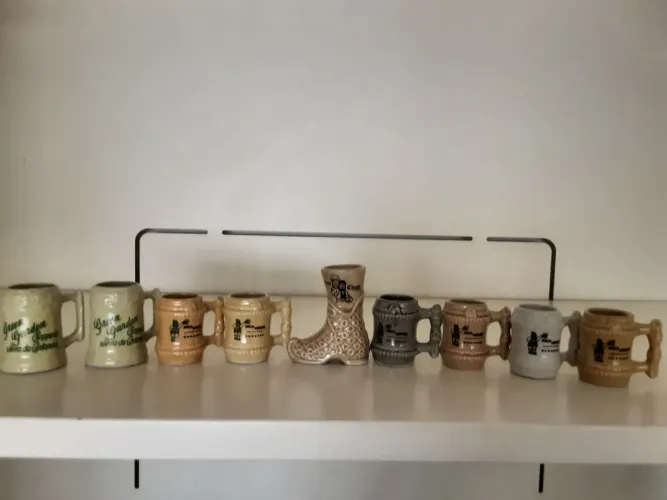 "Coleção de mini canequinhasde porcelana vintage."