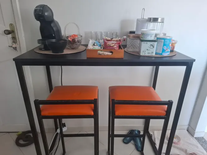 Mesa alta estilo industrial com 4 cadeiras