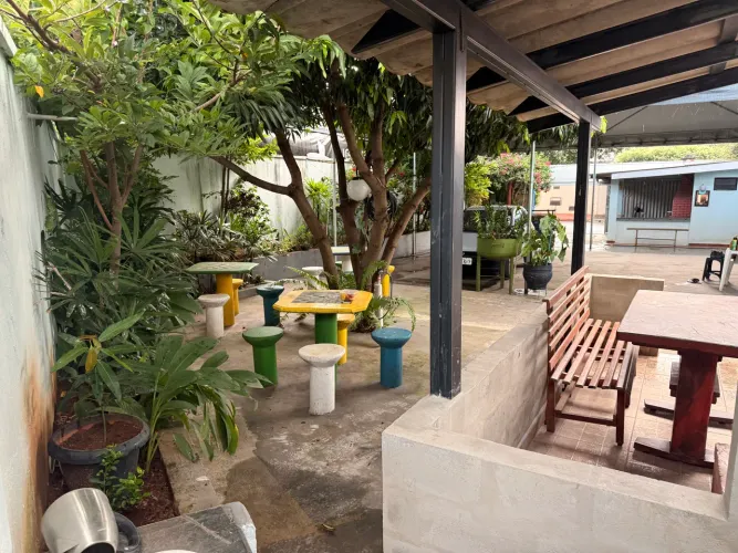 Lote com casa e área de lazer
