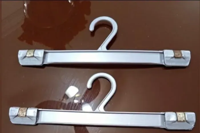 Cabides com presilhas
