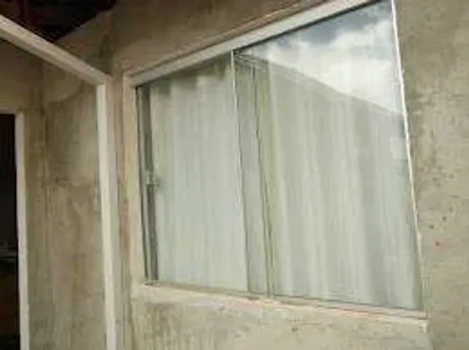 Janela de vidro 2 folhas ( 1 fixa e 1 correndo ) com acabamento em alumínio branco