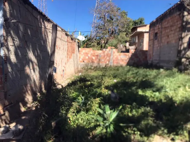 7 de frente por 13 de fundo no bairro alto da das antenas região barreiro lá e invasão