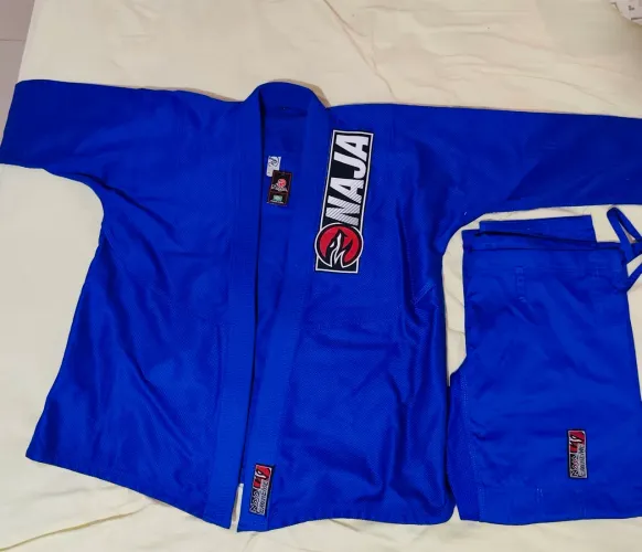 Vendo kimono Naja A2 Novo de cor Azul.
