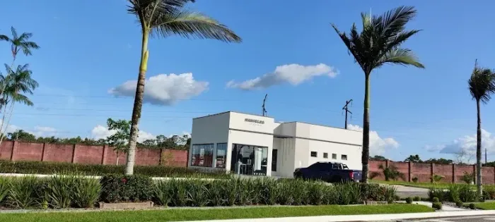 Vendo Lote quitado de Esquina com 303m2 no Condomínio Jardins Marselha 