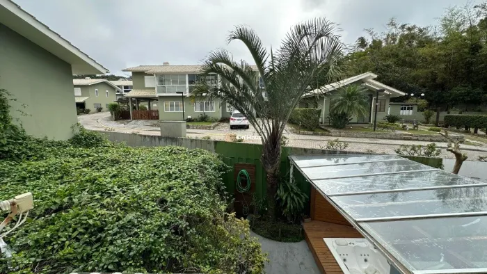 Casa com 3 quartos em Condominio fechado na Praia Mole