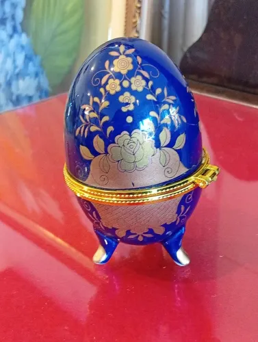 Antigo porta jóia de porcelana formato de ovo