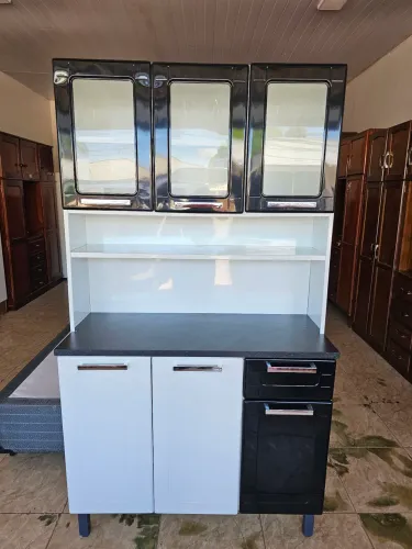Armário de cozinha conservado 