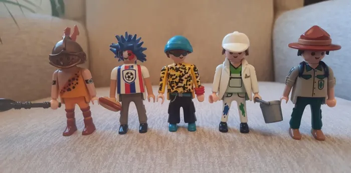 Kit bonecos Playmobil (torcedor francês, gladiador, pintor, explorador da África e rapper)