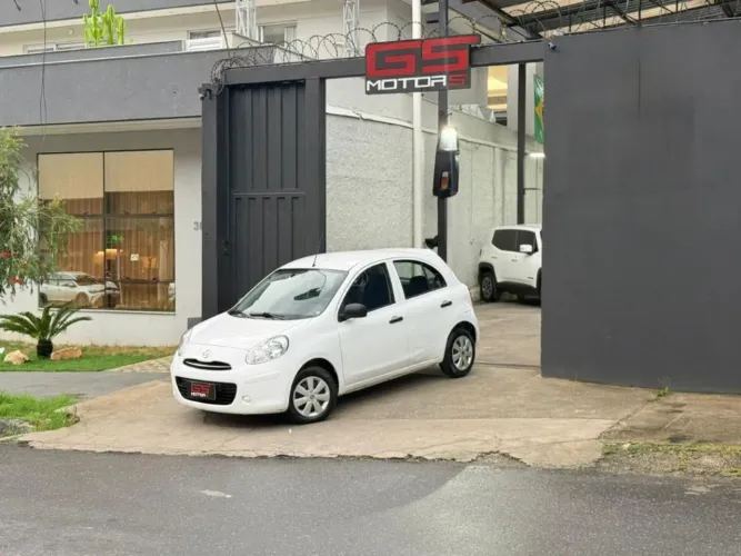 Nissan March 1.0 12V Flex 5P 2012