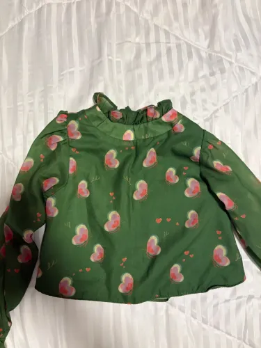 Blusa Infantil Manga Longa Verde Estampa Corações e Gola Babado
