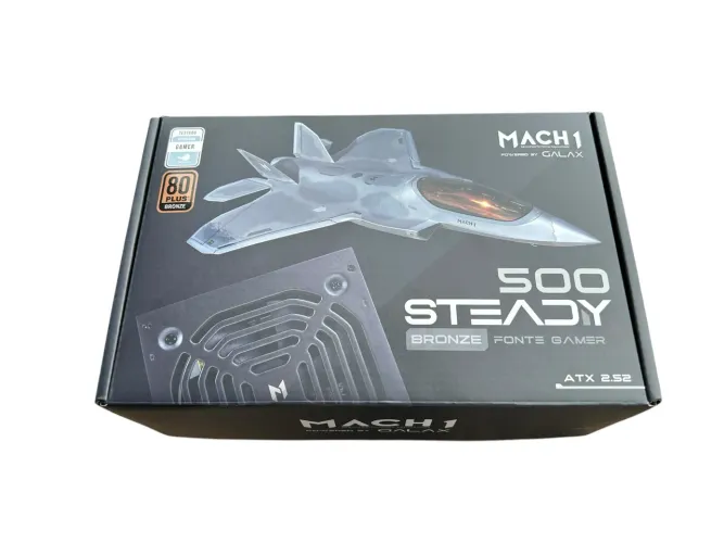 Fonte MACH1 Steady 500W, um modelo com certificação 80 Plus Bronze e PFC ativo.