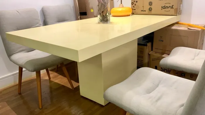 Mesa amarela de laca