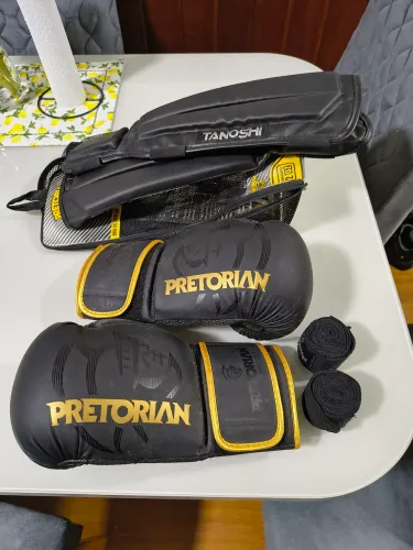 Vendo luva de boxe Pretorian 12 Oz + caneleira e bandagem.