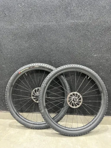 Rodas Carbono mtb Quest Q 30 SL Com pneus kenda e discos aram padrão xd