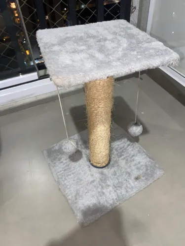 Arranhador gato com bolinha Cinza