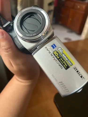Filmadora Sony 60x Optical Zoom Up to 61Hrs. 80GB Recording (3Mlops)