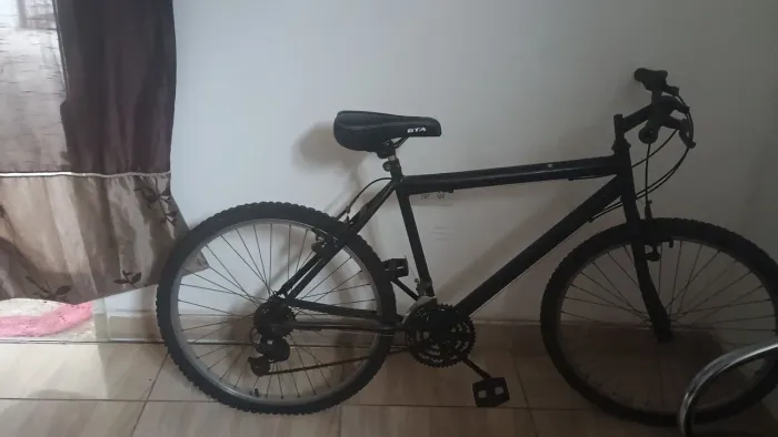 VENDE- SE BICICLETA/ SO FALTA ENCHER PNEU