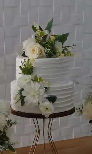 Bolo fake cenográfico dois andares casamento noivado
