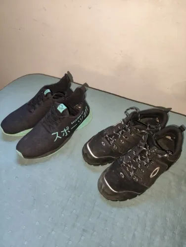 DOIS pares de Tenis USADOS Tamanhos 40 (Overtrak) e 41 (Oakley)