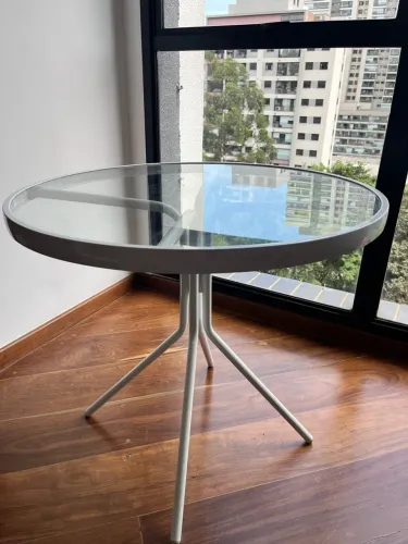 Mesa Redonda com Tampo de Vidro e Base de Metal - Estilo Contemporâneo