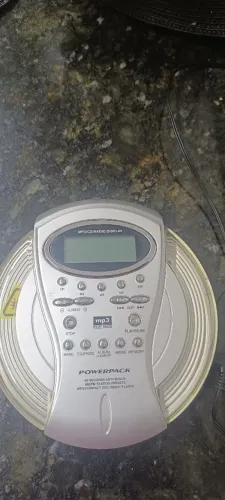 CD Player Powerpack MP3 Rádio FM portátil funcionando