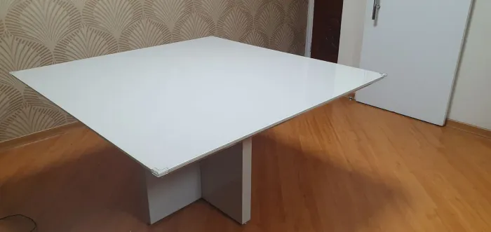 Mesa quadrada de 8 lugares com acabamento em laca exige um tampo de 1,40 m × 1,40 m 