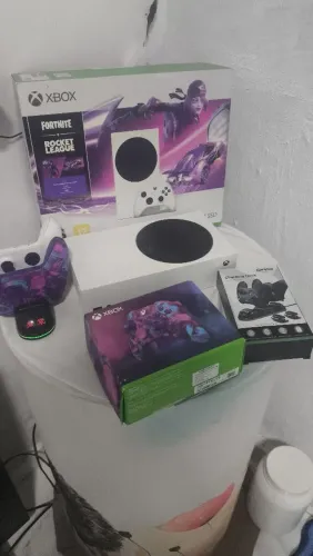 Xbox Séries S 512 GB SSD com 2 controles, suporte carregador dos controles
