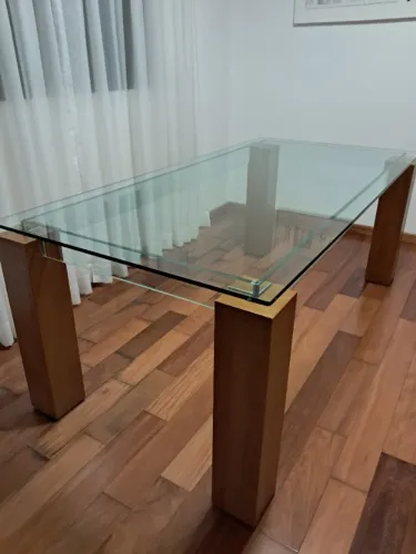 Base de Mesa de jantar vidro com base de madeira.