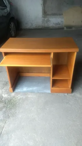 Mesa de computador em madeira