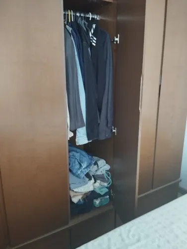 armário guarda roupas 5 portas tom escuro
