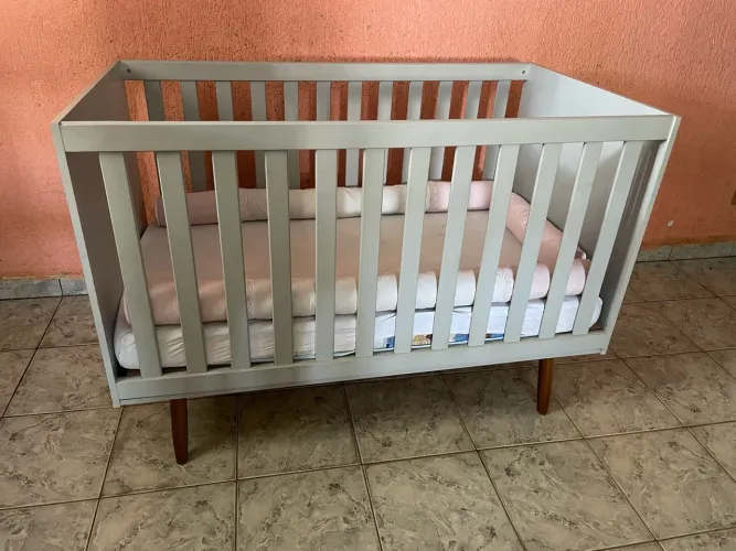 Berço Mini Cama, Encanto Retrô Branco Pés Palito - Qmovi