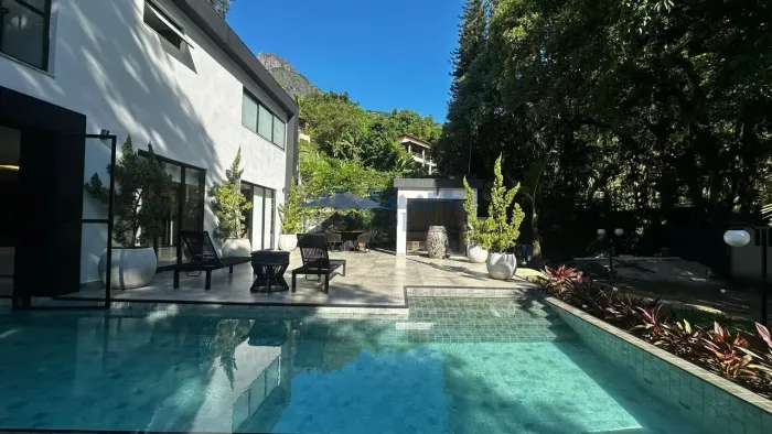 Casa com arquitetura exclusiva, 3 suites com piscina aquecida integrada e placas solares