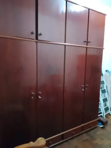 GUARDA ROUPA DE 4 PORTAS COM MALEIROS EM MOGNO