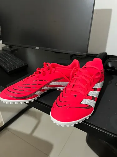 Chuteira adidas predator