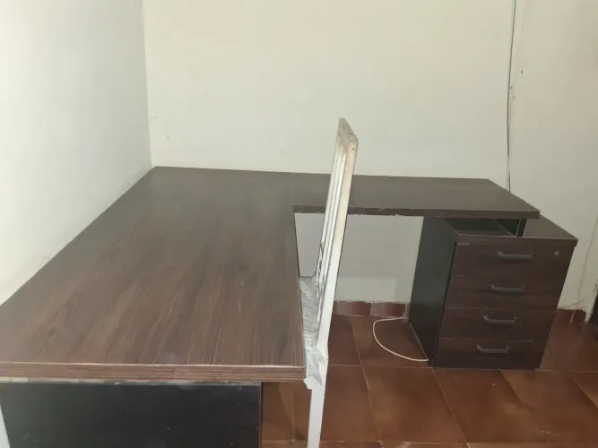 Mesa de escritorio dupla com 4 gavetas
