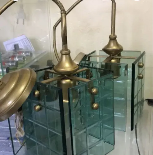 Lustre modelo antigo com vidros azul. E metais dourados. Para sala estar. Jantar, etc